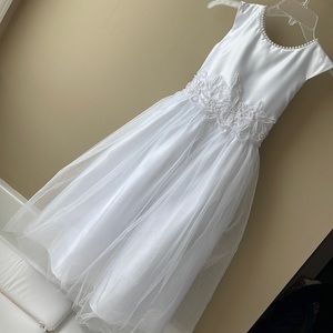 Girls First Communion dress includes veil